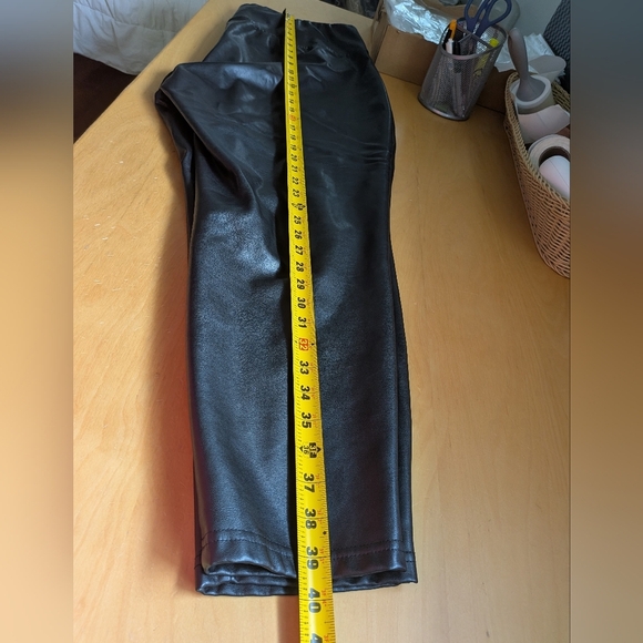 Women's Black faux leather Leggings - Picture 9 of 10